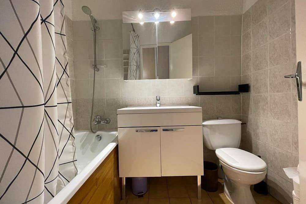 Entire apartment, Cozy Studio for 4 in Alpe d'Huez, Ski-In/Ski-Out, South-Facing Terrace, Pet-Friendly in L'Alpe d'Huez, Écrins National Park