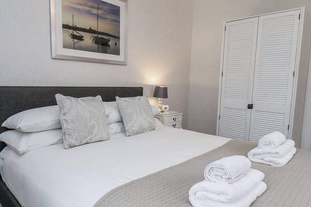 Beachcrest, pet friendly, character holiday cottage in Whitby in Whitby, North York Moors National Park