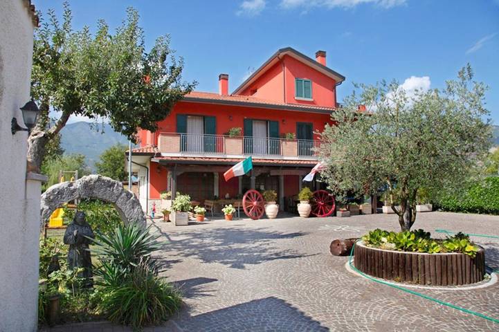 Casa vacanza per 5 persone, con Balcone e Terrazza nonché Giardino e Piscina a Grottaminarda