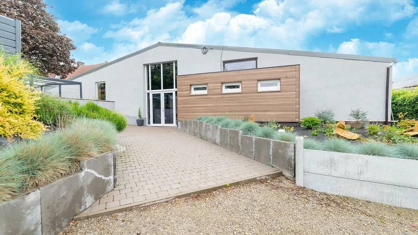 Location de vacances pour 9 personnes, avec piscine ainsi que jardin et sauna à Ohey