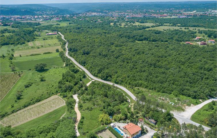 Amplio apartamento de 2 dormitorios con piscina cerca de Labin y de los servicios locales in Labin City, Labin