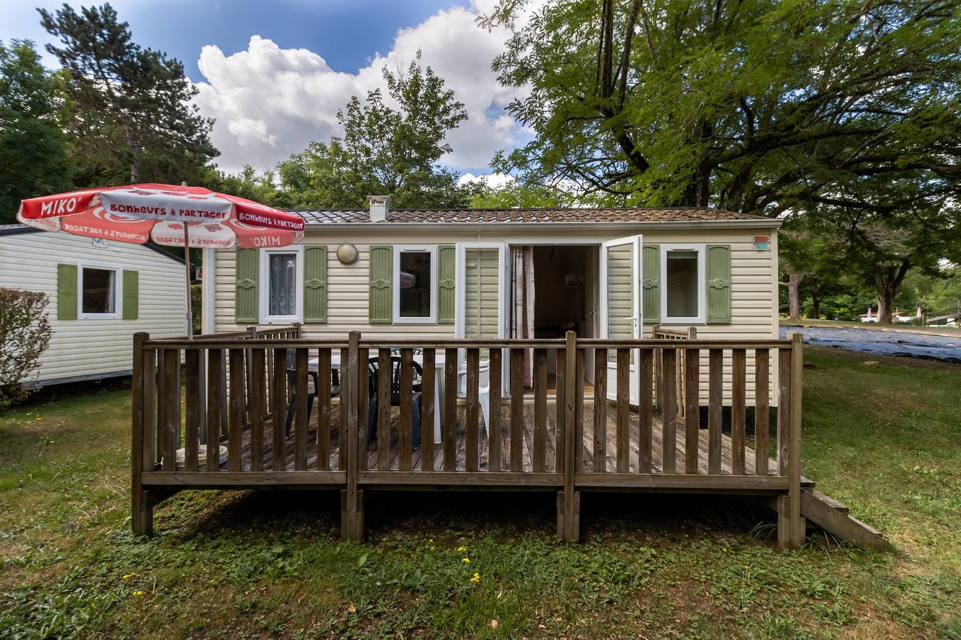 Mobilheim 'La Truffière' mit Gemeinschaftspool, privater Terrasse und eigenem Garten in Saint-Pompont, Périgord Noir