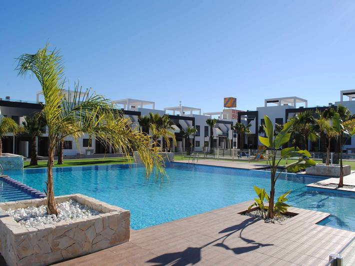 Ferieleilighet for 5 personer, med Terrasse og Barnebasseng i tillegg til Badebasseng i La Zenia