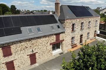 Gîte pour 24 personnes, avec jardin et terrasse à L'Huisserie