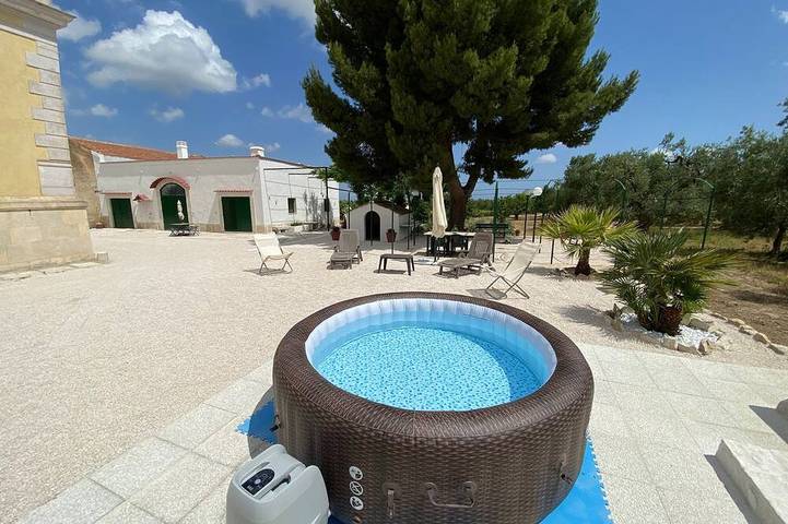 Location de vacances pour 6 personnes, avec jardin ainsi que jacuzzi et terrasse, animaux acceptés à Corato