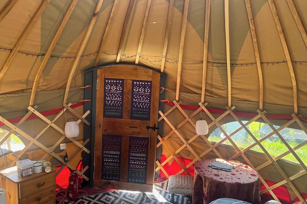 Spacious Yurt - Sleeps 2 -River and mountain view in Contin, Highlands