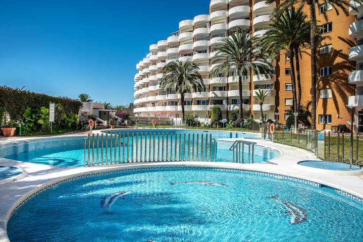 Gehele studio, Studio Appartement in Marbella met Terras, Gedeeld Zwembad & Wi-Fi in Marbella Oost, Marbella