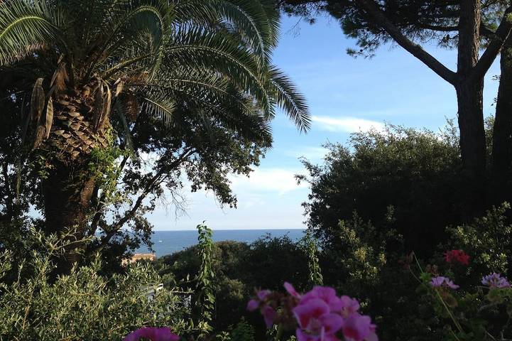 Villa immersa nel verde al mare vicino Roma in Nettuno, Provincia di Roma
