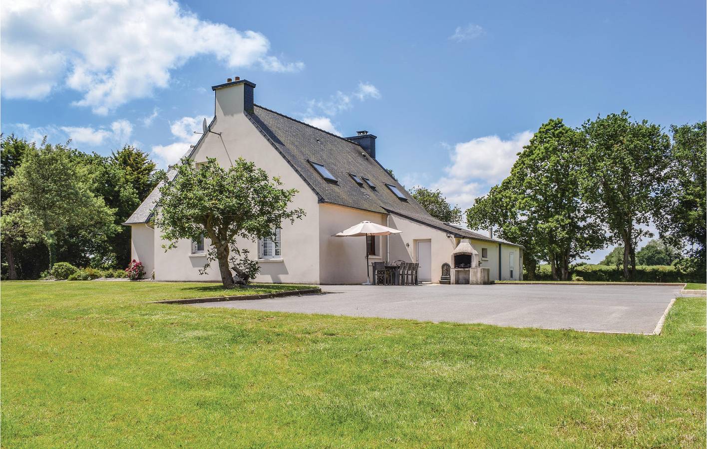 Appartement spacieux avec piscine et parking - près de la ville et de la rivière in Quemper-Guézennec, Région de Guingamp