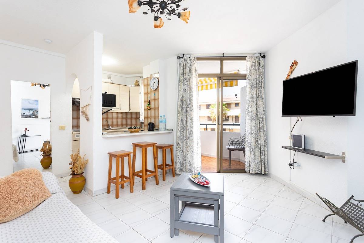 Entire apartment, Home2Book Sunny Retreat Los Cristianos, Pool in Los Cristianos, Arona