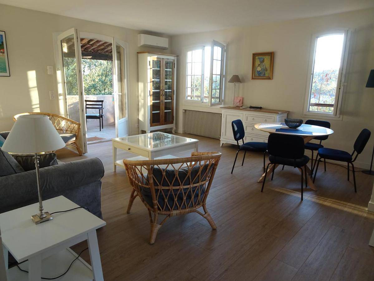 Appartement entier, Apartment with Terrace in Roquefort-les-Pins, Côte méditerranéenne (France)
