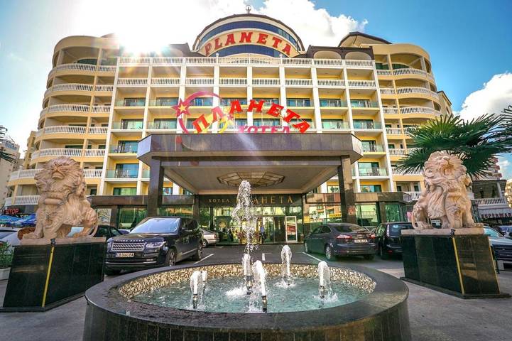 Hôtel pour 4 personnes, avec terrasse et piscine ainsi que vue et sauna