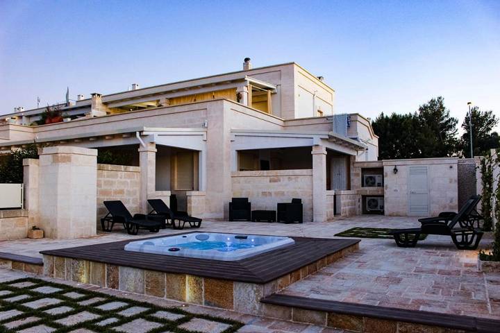 Casa vacanza per 4 persone, con Terrazza e Idromassaggio nonché Giardino e Piscina a Savelletri