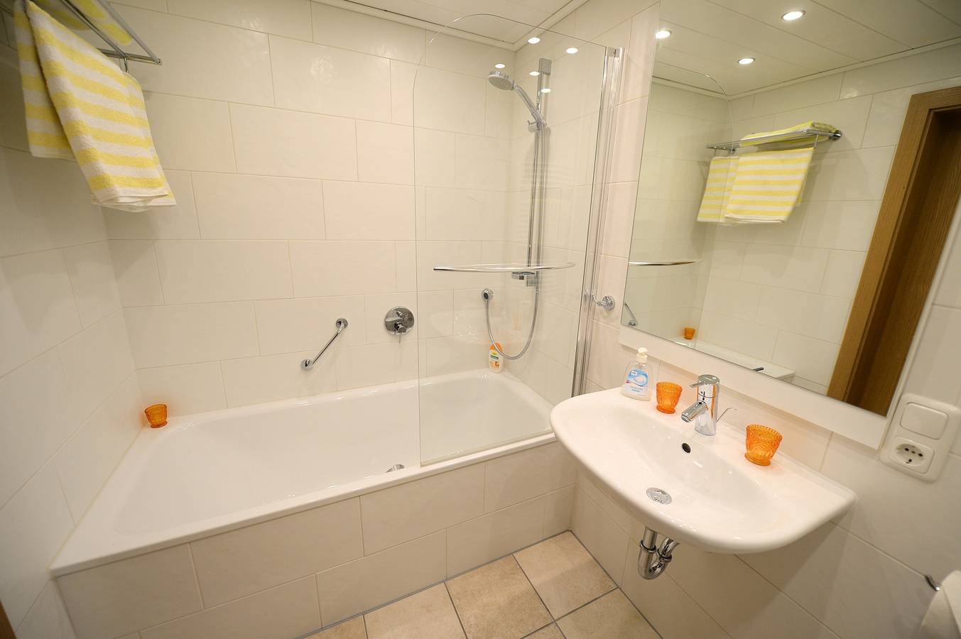 Ganze Ferienwohnung, Gästehaus Mona-Lisa - Ferienwohnung 1, Og, 65 qm, 2 - 4 Personen, 2 sep. Schlafzimmer und Balkon in Grabenstätt, Chiemsee