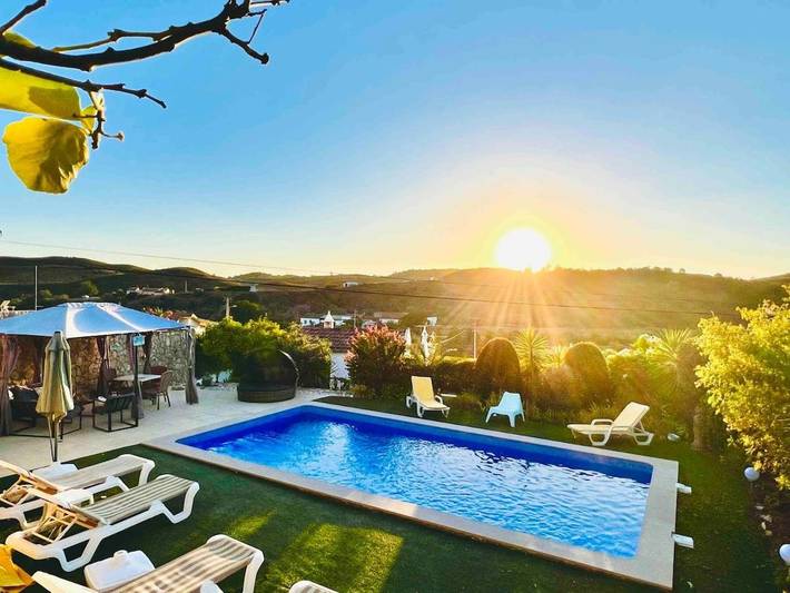 Chalet para 6 personas, con vistas además de piscina y jardín en Portimão