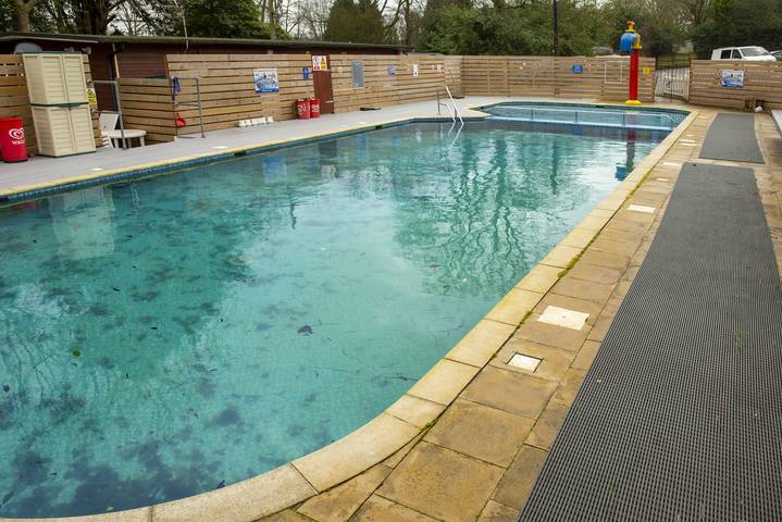 Gîte pour 6 personnes, avec jardin ainsi que piscine et terrasse à Hastings - 2