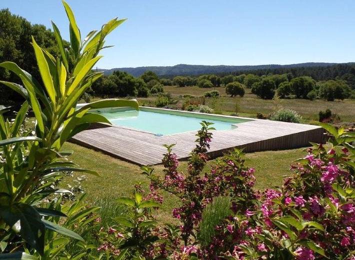 Location de vacances pour 2 personnes, avec Terrasse et Jardin ainsi que Piscine et Vue à Saint-Étienne-de-Gourgas