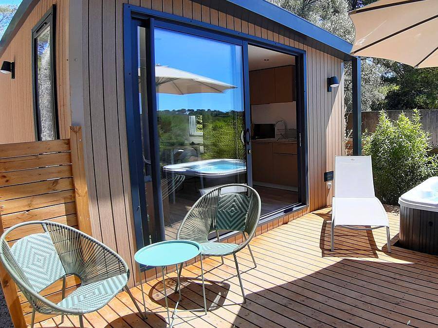 Camping Le Beau Vezé - Mobilheim 2 personen - Cottage Jasmin + jacuzzi 21m² (1 Zimmer) in Carqueiranne, Mittelmeerküste (Frankreich)