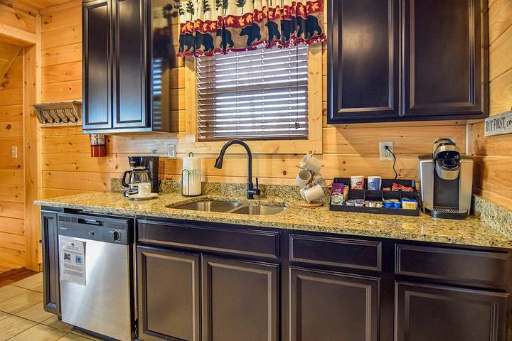 Glamping for 12 people, with hot tub and pool as well as balcony in Great Smoky Mountains National Park