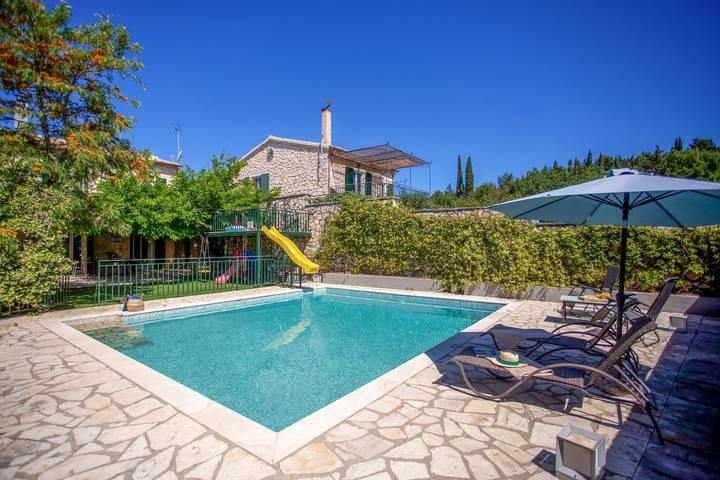 Ferienhaus für 8 Personen, mit Balkon und Terrasse sowie Garten in Gouvia