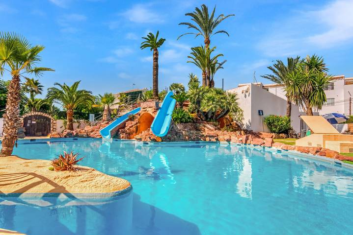 Bungalow para 6 personas, con jardín además de balcón y piscina para niños en Jávea