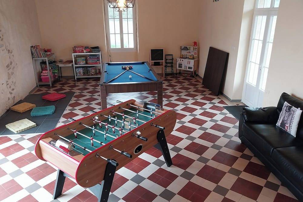 Gîte atypique 4★ - Piscine, terrasse et salle de jeux in Feugarolles, Région de Nérac