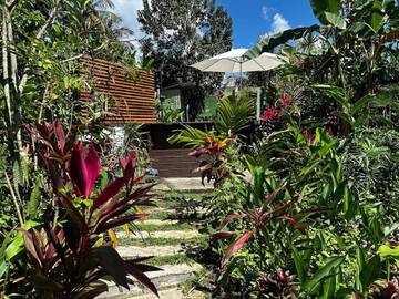Location de vacances pour 2 personnes, avec vue et piscine ainsi que jardin et terrasse à Lamentin (Guadeloupe)