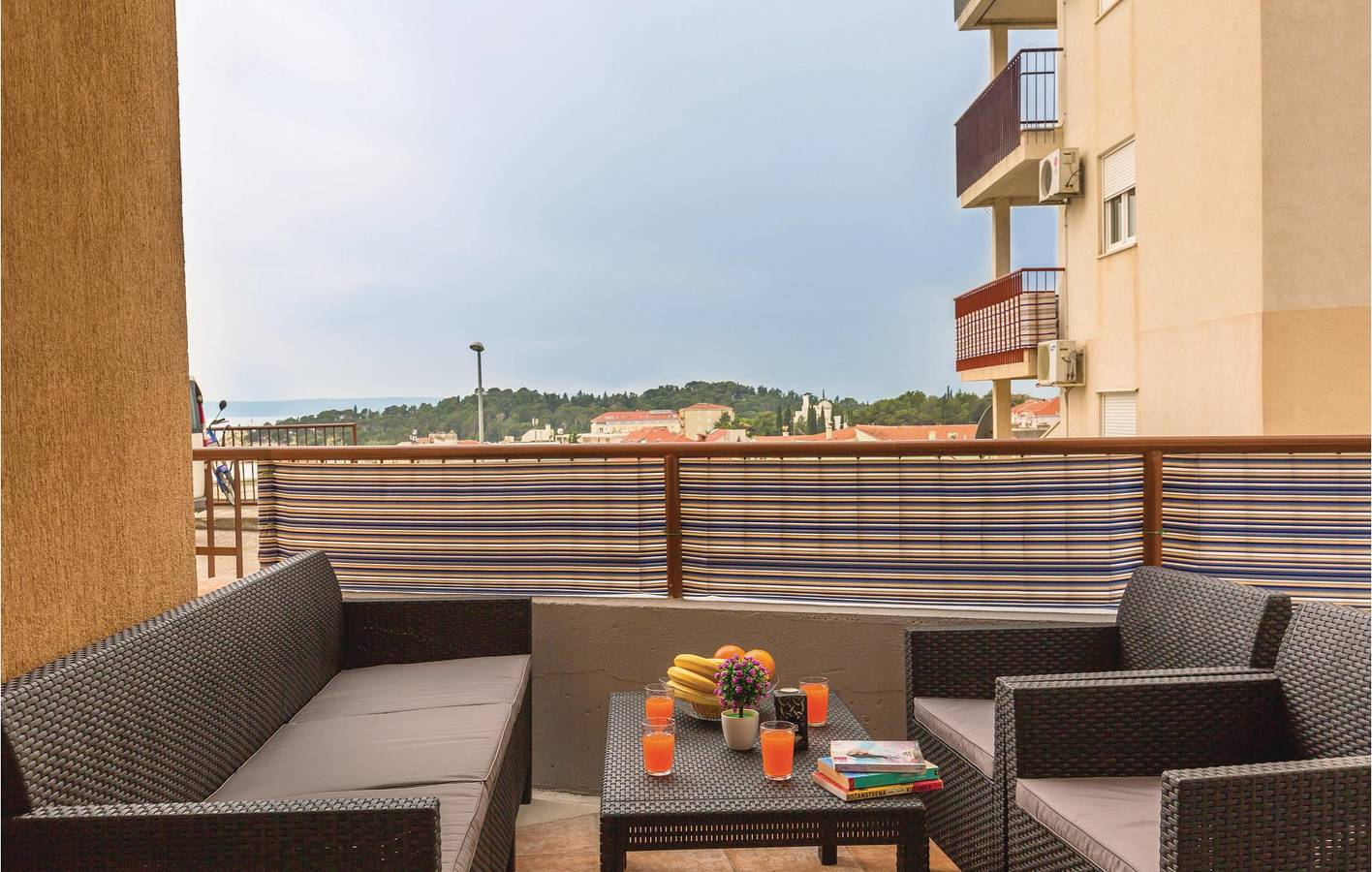 Appartement de vacances entier, Appartement confortable avec vue sur la mer à Makarska, avec Wi-Fi et terrasse in Makarska, Makarska riviera