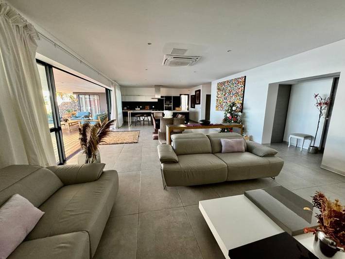 Location de vacances pour 9 personnes, avec vue ainsi que piscine et jardin à Les Trois-Bassins - 2