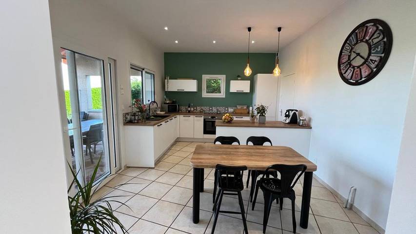 Location de vacances pour 8 personnes, avec vue ainsi que piscine et terrasse, animaux acceptés à Chazelles-sur-Lyon