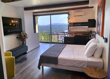 Chambre d’hôte pour 4 personnes, avec vue et balcon à Fayence