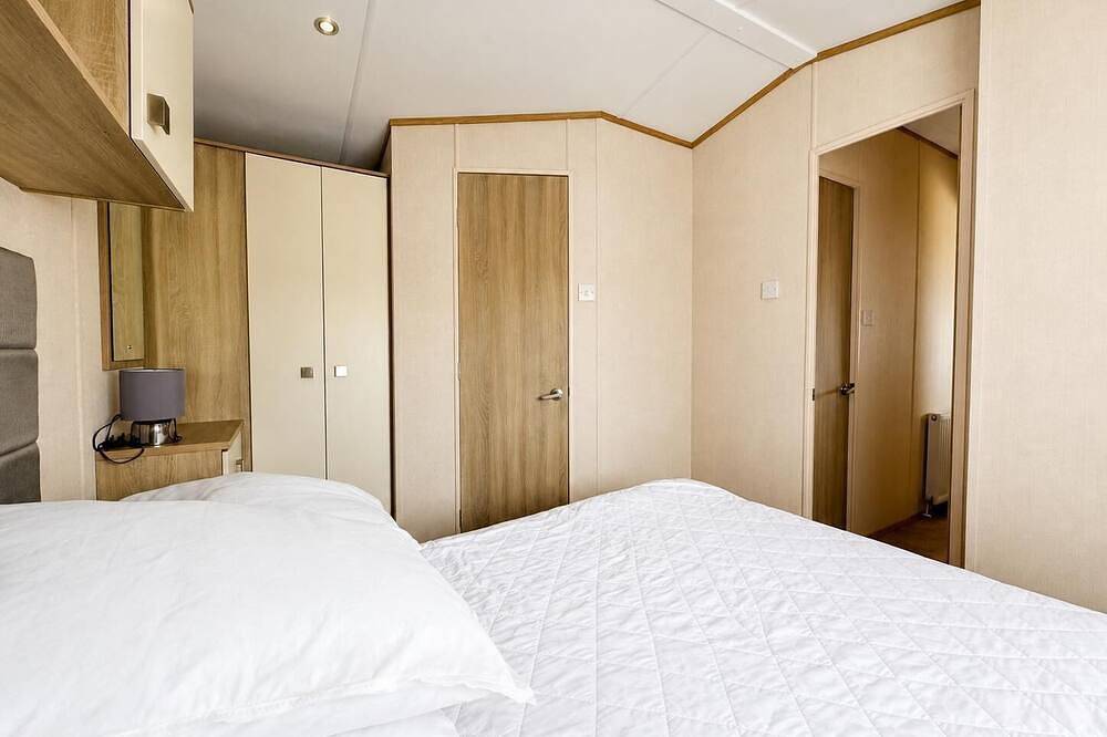Lovely caravan at Azure Seas nearby the beautiful beach in Lowestoft, Sunrise Coast