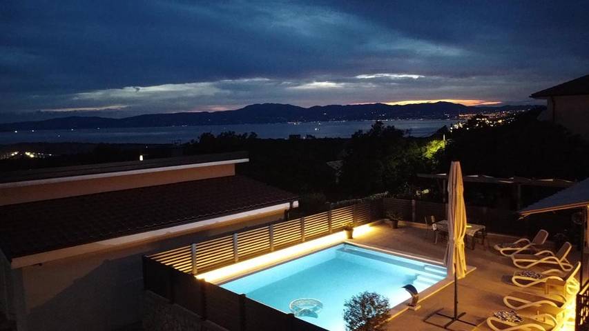 Ferienwohnung für 5 Personen, mit Balkon und Terrasse sowie Garten und Pool in Šmrika