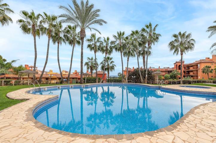 Gîte pour 4 personnes, avec bassin pour enfant et balcon ainsi que jardin et jacuzzi à Marbella