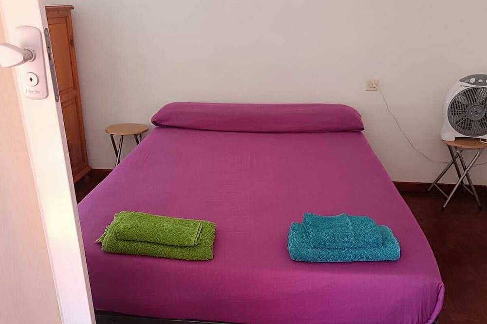Entire apartment, Bright and centrally located with views. Wifi and Tv. Ski resorts nearby. in Jaca, Spanish Pyrenees