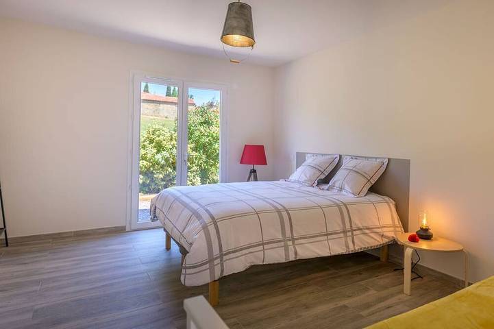 Location de vacances pour 12 personnes, avec piscine et terrasse ainsi que jardin et jacuzzi à Berlou - 3