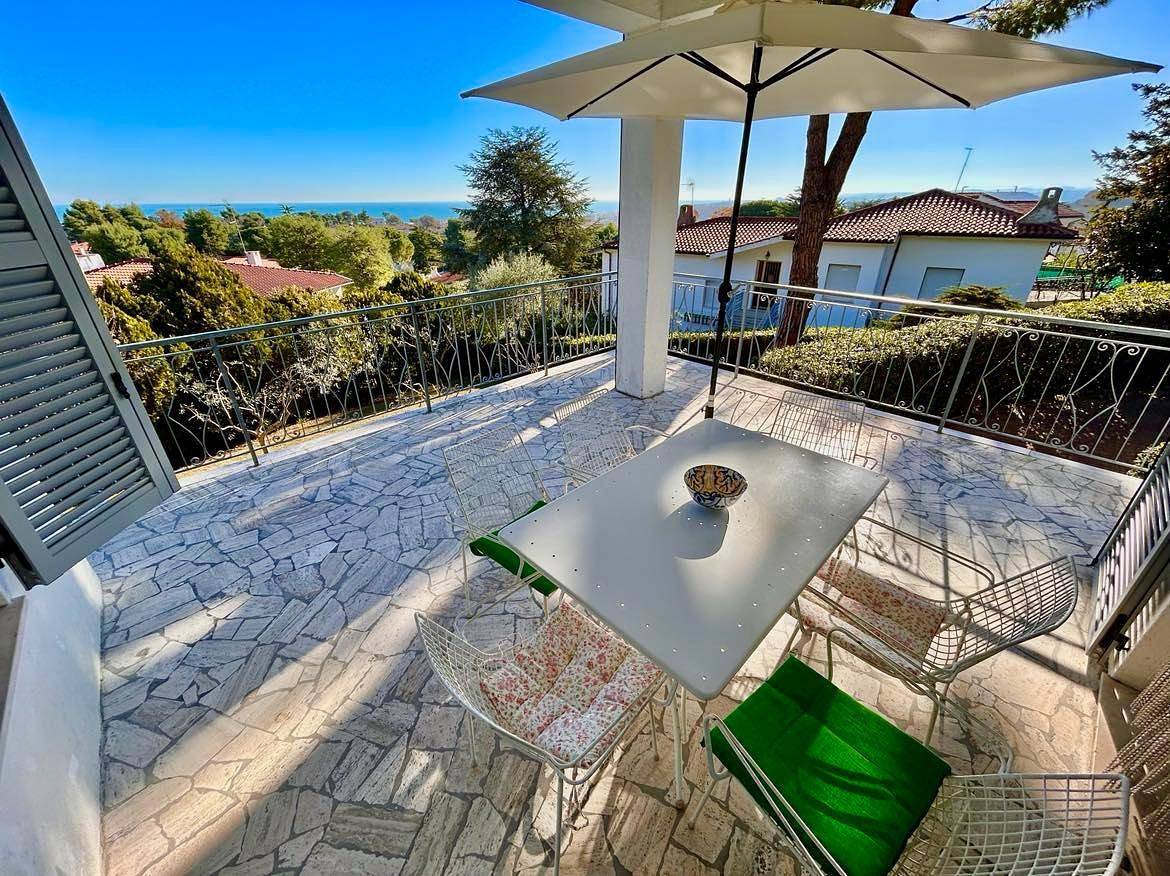 Bellissima villa con terrazzo vista mare e giardino taunus in Numana, Riviera del Conero