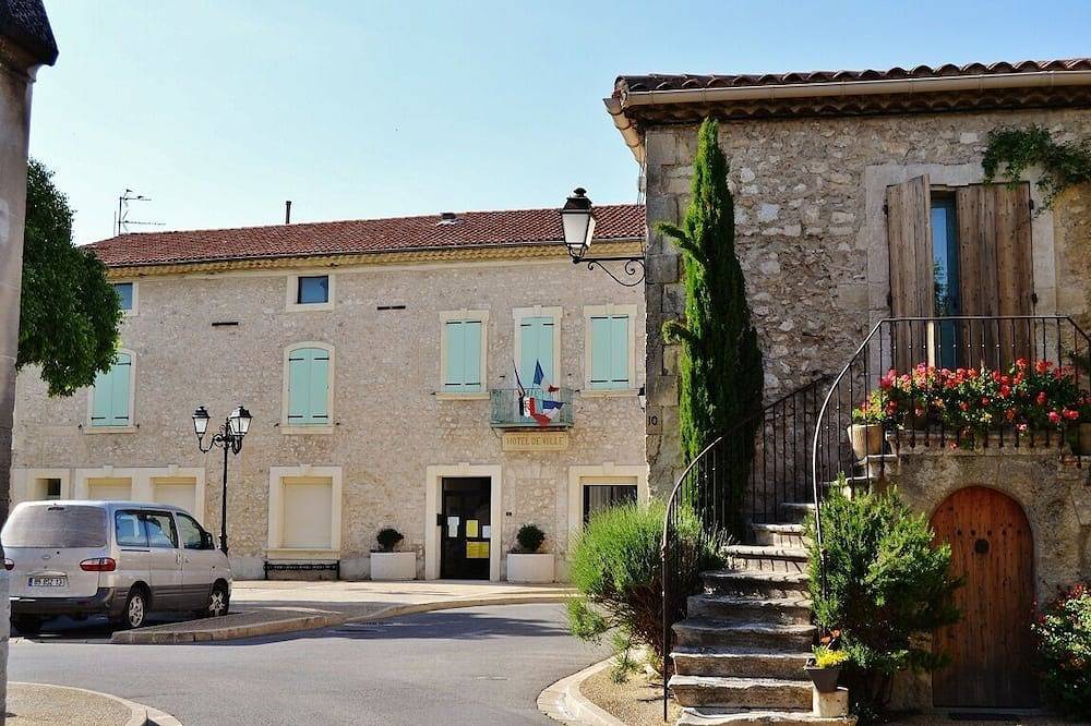 1 Bedroom Private vacation home in Mollã©gã¨s in Châteaurenard, Arles region