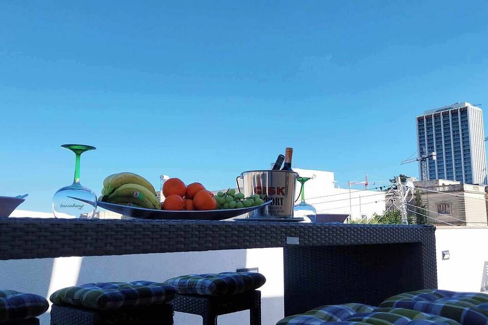 Apartamento inteiro, Paceville Luxury Holiday Maisonette sleeps 9, top nightlife and beachdays. in Paceville, San Giljan