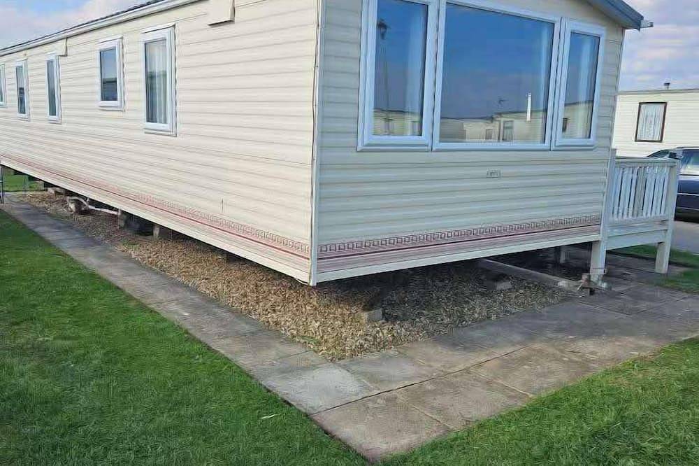 Cabin Sleeps 6 with Wifi in Chapel St. Leonards, Lincolnshire
