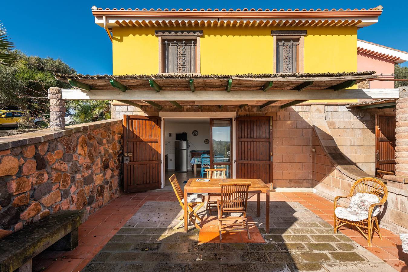 Villa Ambra avec vue sur les montagnes, jardin et terrasses privés. in Sant'Antioco Ville, Île de Sant'Antioco