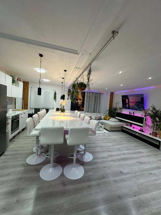 Villa pour 25 personnes, avec piscine ainsi que terrasse et vue, animaux acceptés à Benidorm