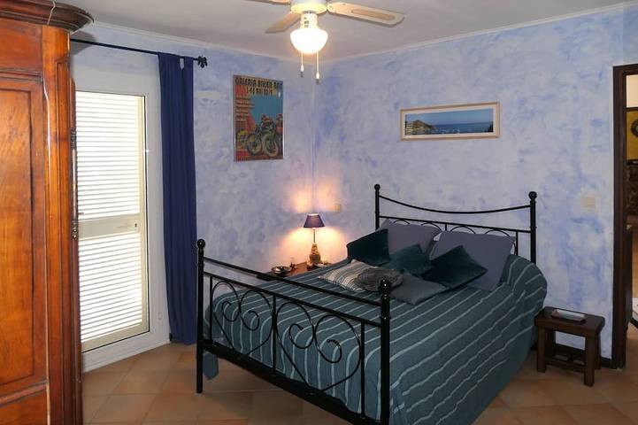 Apartamento entero, Alquiler de 2 a 8 pers. Vista sobre el golfo de Galéria, playa a 300m, terraza de 70m2. in Galéria, Parc naturel régional de Corse