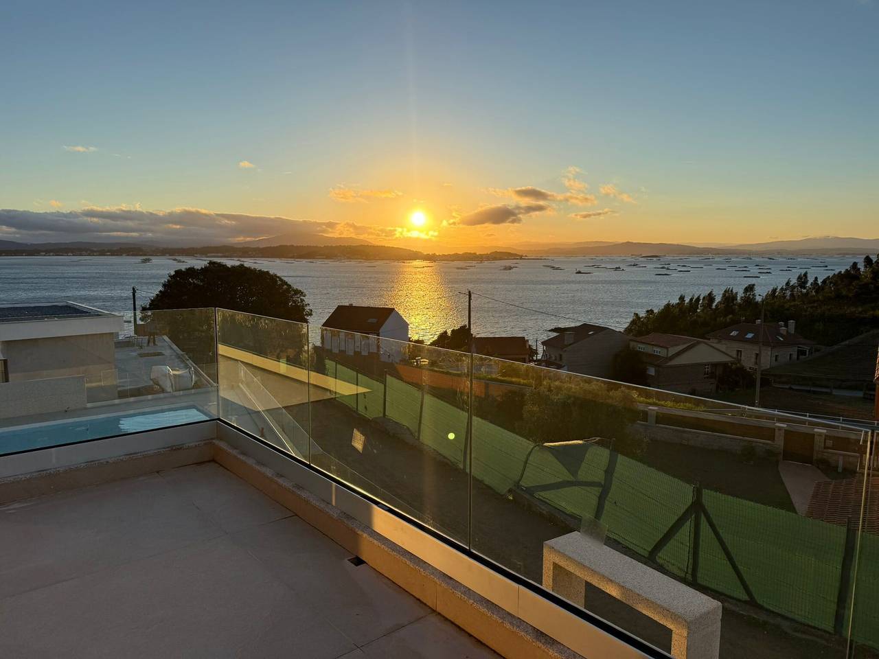 Villa „Infinity 27“ mit Meerblick, Wlan und Klimaanlage in Posmarcos, A Pobra do Caramiñal