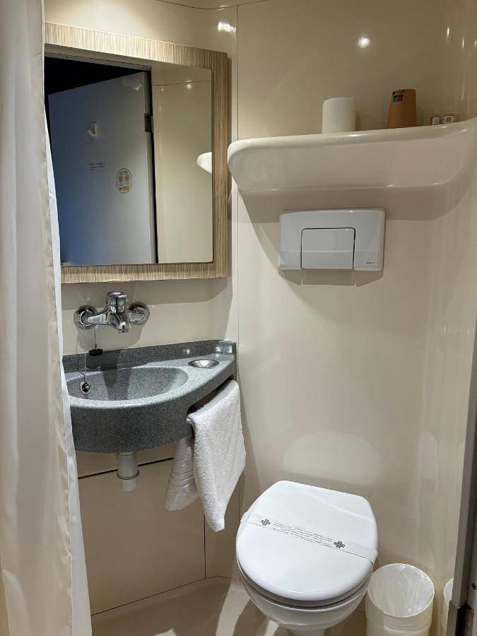 Hôtel pour 2 personnes, avec terrasse et vue, animaux acceptés à Saint-Genis-Pouilly - 2