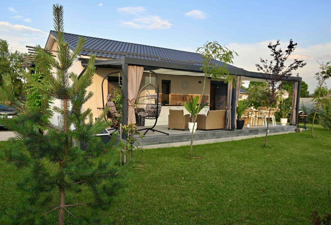 Ferienhaus in ruhiger Lage mit grosser Terrasse und wunderschöner Einrichtung  in Balatonkeresztur, Plattensee Südufer