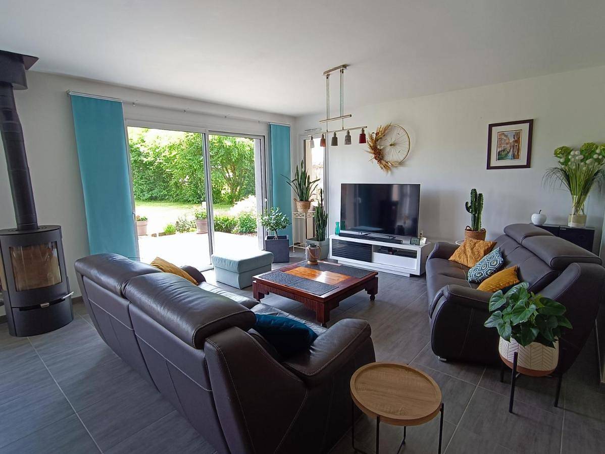 Family Room with Shower in Montbizot, Sarthe