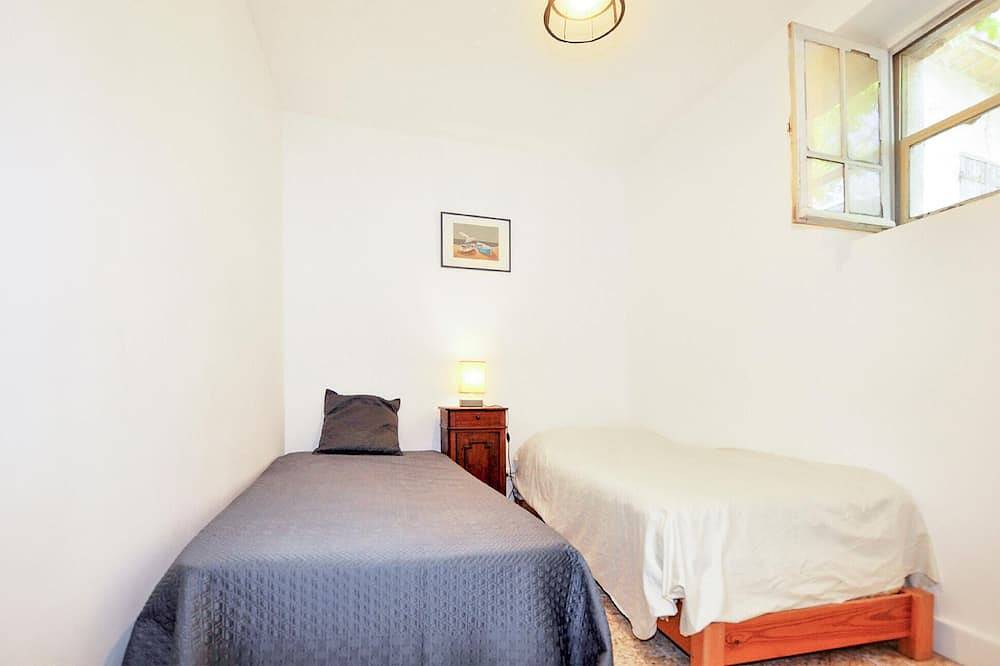 Nice home in Bizanet with kitchen in Bizanet, Narbonne region