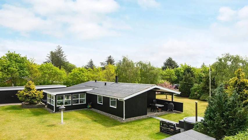 Ferienhaus für 8 Personen, mit Garten und Whirlpool in Nørhede Vest