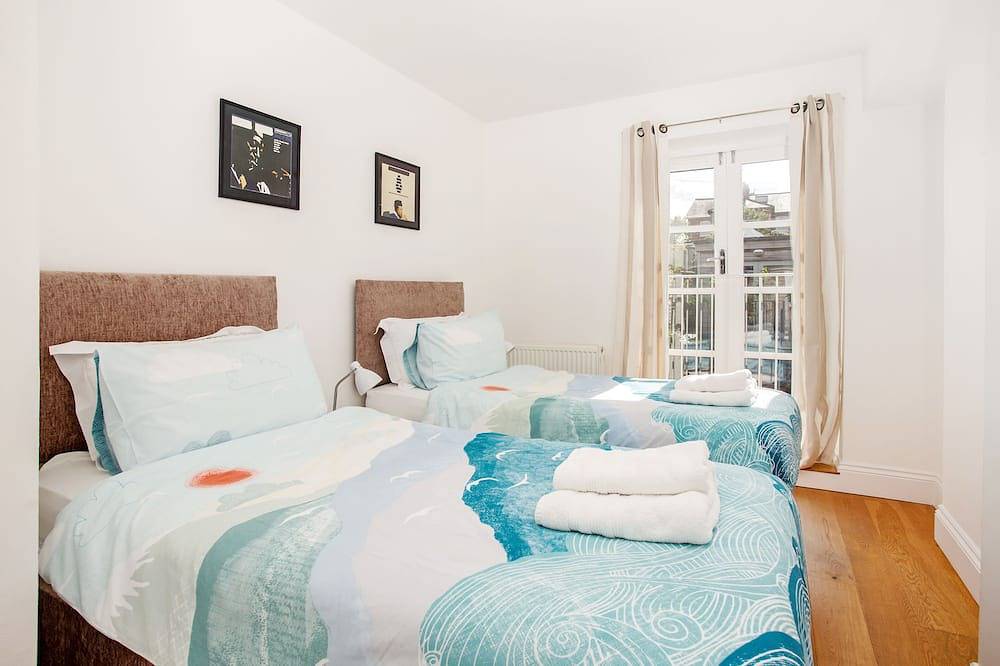 Peaceful elevated residential area - walk to city in Winchester, South-Downs